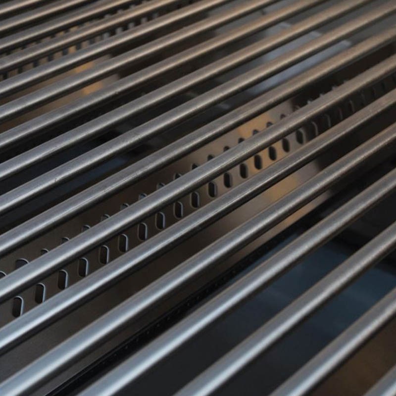 Bull Brahma 38 Inch 5 Burner Built-In Gas Grill.