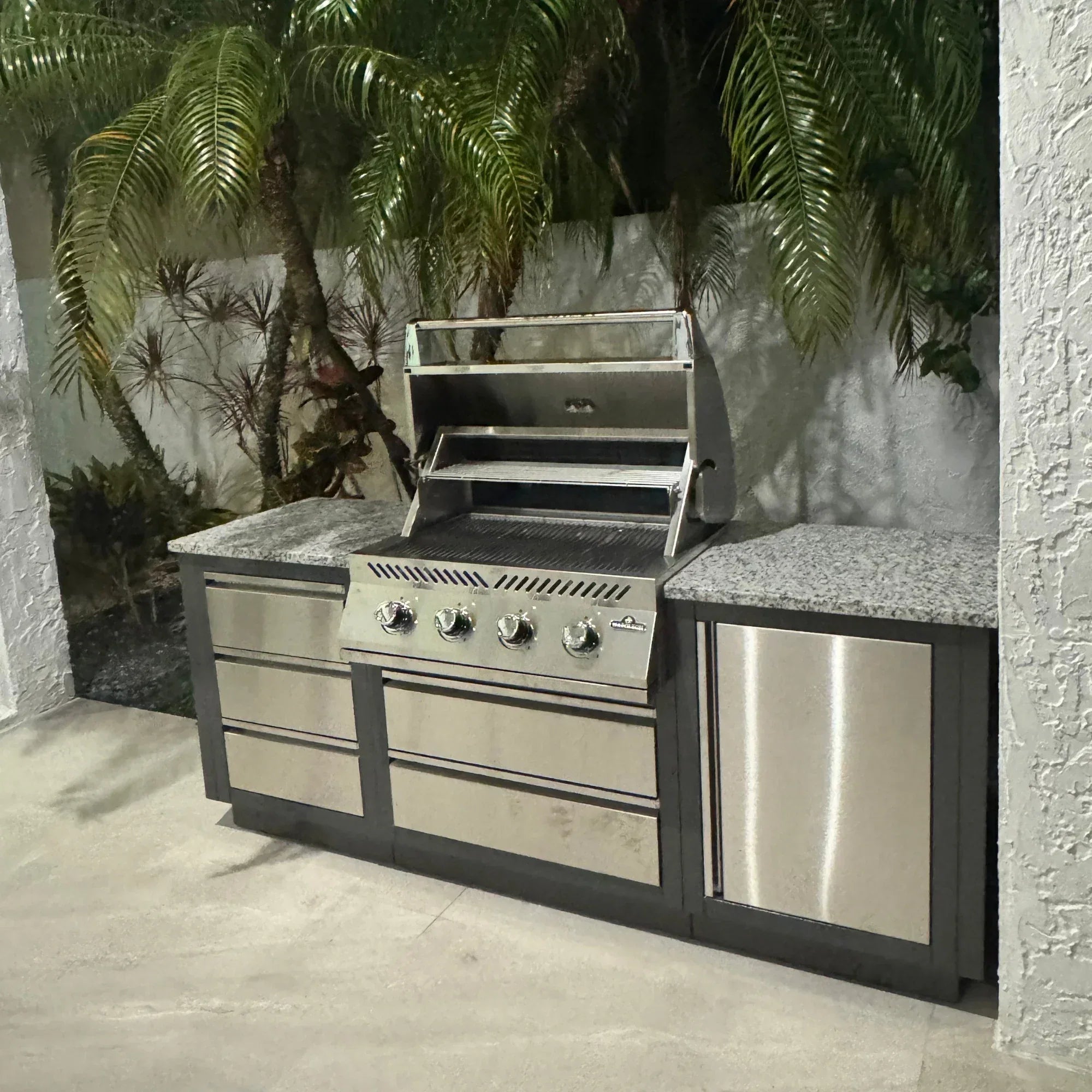 Napoleon Oasis 100 Outdoor Kitchen Island w/ Built-in 500 Series 32 Propane Grill  & Valet Gray Granite Countertop.