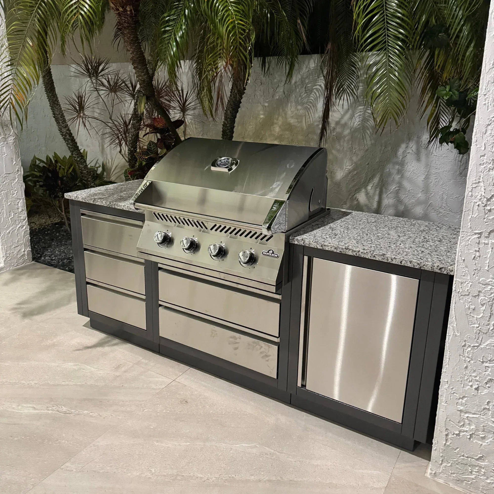 Napoleon Oasis 100 Outdoor Kitchen Island w/ Built-in 500 Series 32 Propane Grill  & Valet Gray Granite Countertop.