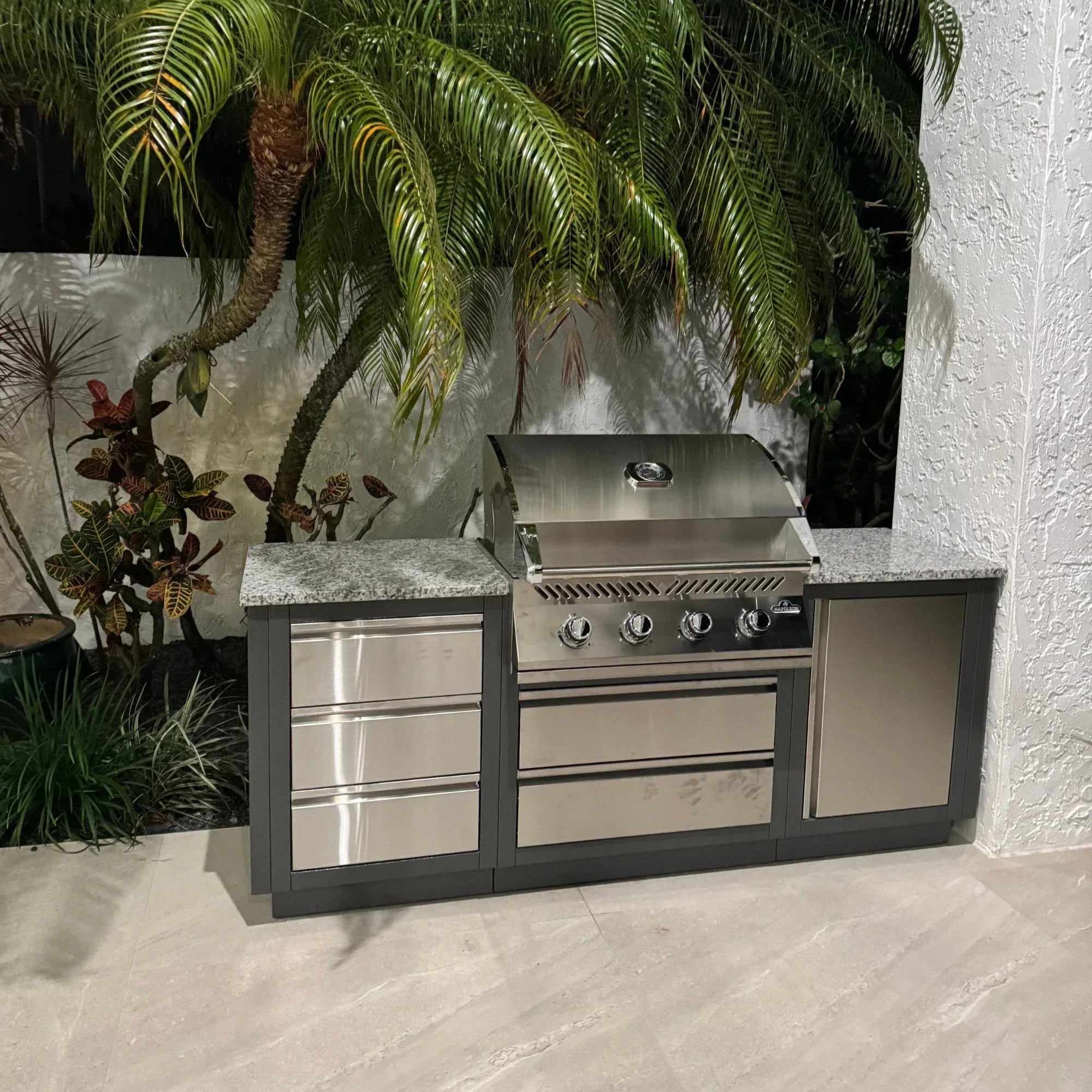 Napoleon Oasis 100 Outdoor Kitchen Island w/ Built-in 500 Series 32 Propane Grill  & Valet Gray Granite Countertop.