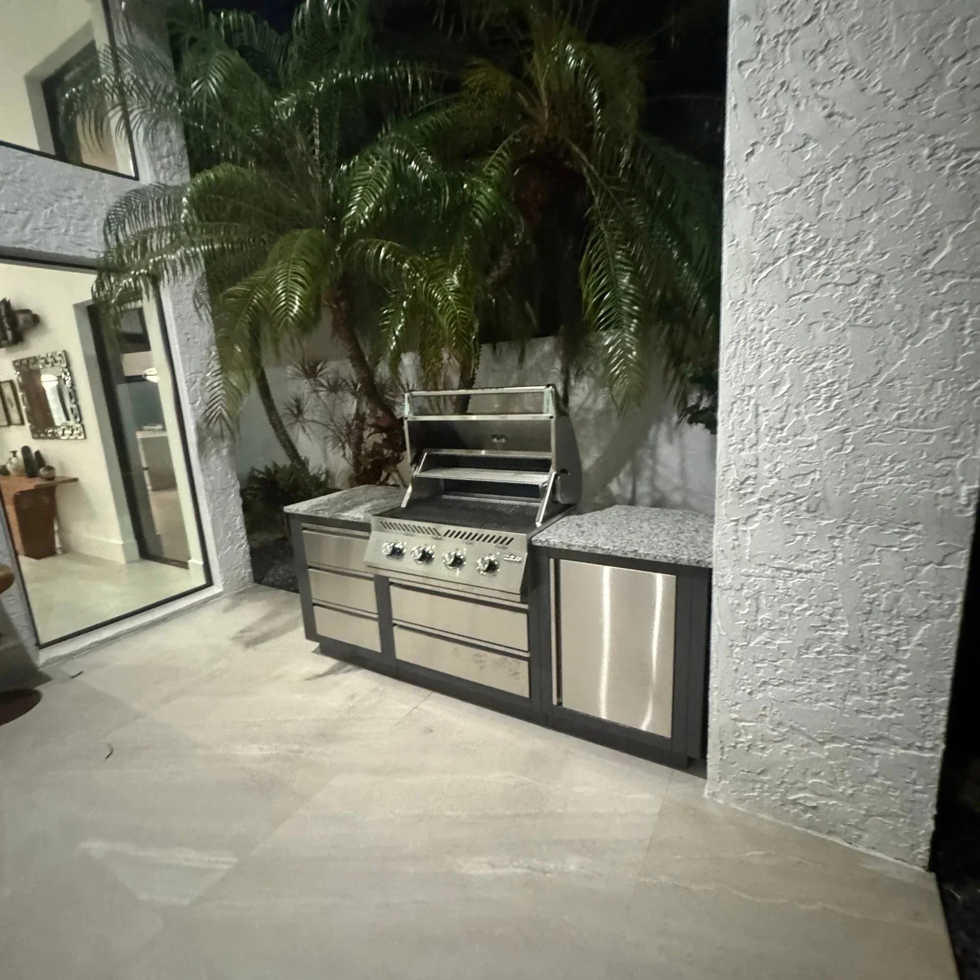 Napoleon Oasis 100 Outdoor Kitchen Island w/ Built-in 500 Series 32 Propane Grill  & Valet Gray Granite Countertop.